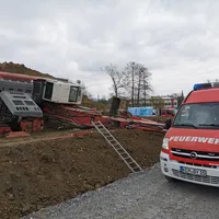 2022-04-21_kem_thl-erkundung_umgesturzter-bagger_ff-kem_1.jpg