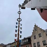 2023-07-28_stadtplatz_maibaum_gegenstand-sichern_ff-kem_1.jpg