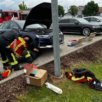 2022-06-04_tierrettung_katze-auto_ff-kemnath_1.jpg